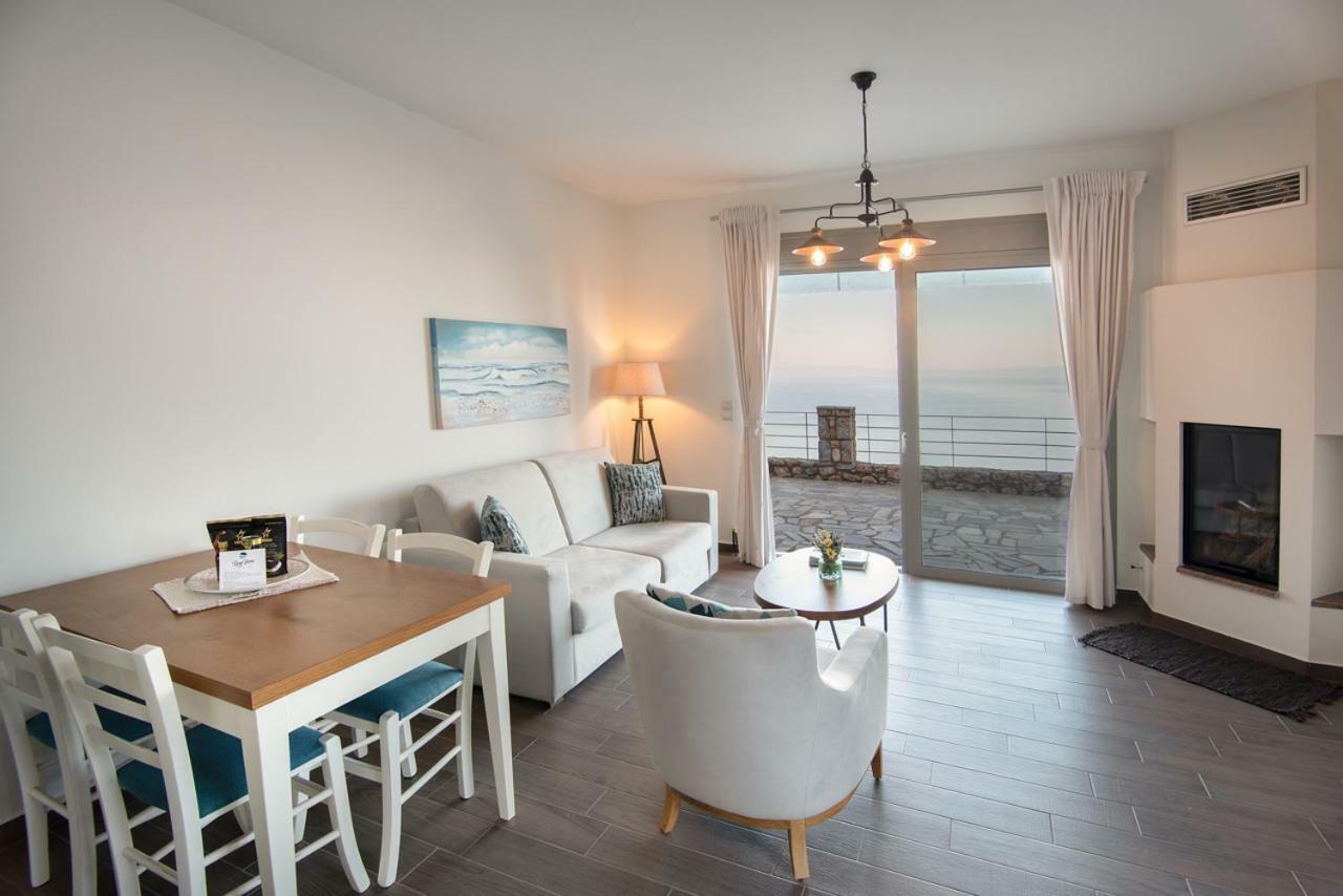 Bay View Guesthouses Kalamata Ngoại thất bức ảnh